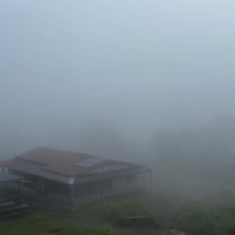 大岳山が見えるはずの方角。信玄茶屋はお休み