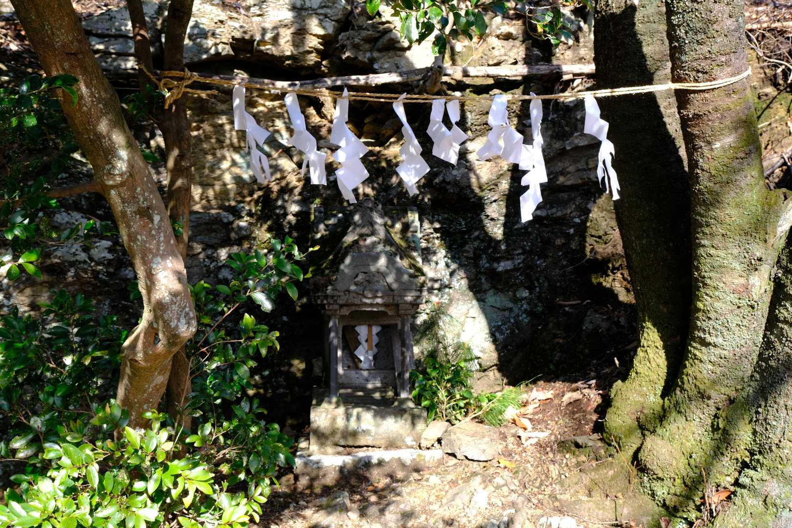 また、同所には浅間様を祀る祠も置かれている。筆者も無事の登頂に感謝し手を合わせた。