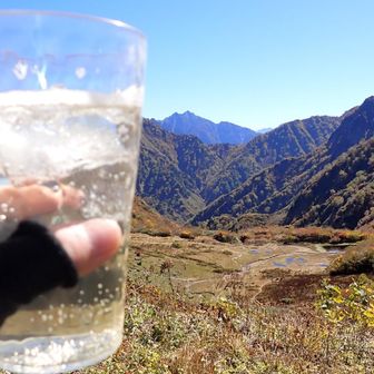 小屋でイチオシの手作り梅スカッシュ🥤
氷はご主人が採ってきた氷河の氷🧊
最高にうめ〜シュ😋
🧊もったいないよね