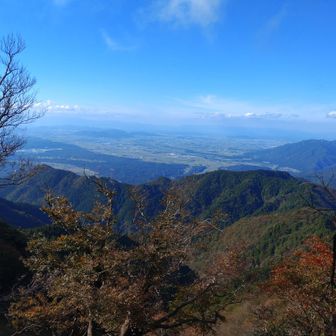 今日歩いて来た尾根道コ−スです😊　左端が竜王山→９１７ｍ峰→綿向山に到着　くの字形に歩くルートになります😀