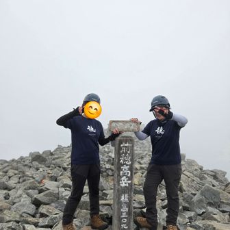 20分ほどで前穂高岳山頂到着～‼️
昨年奥穂高に登った時、さそちゃんと買ったオソロの『穂』Tシャツ👕