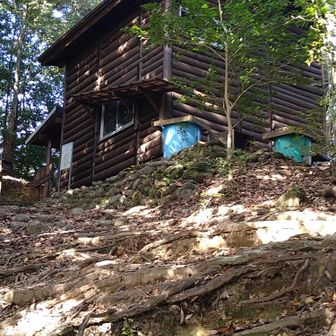 山小屋周辺で休憩している方は居ません😙