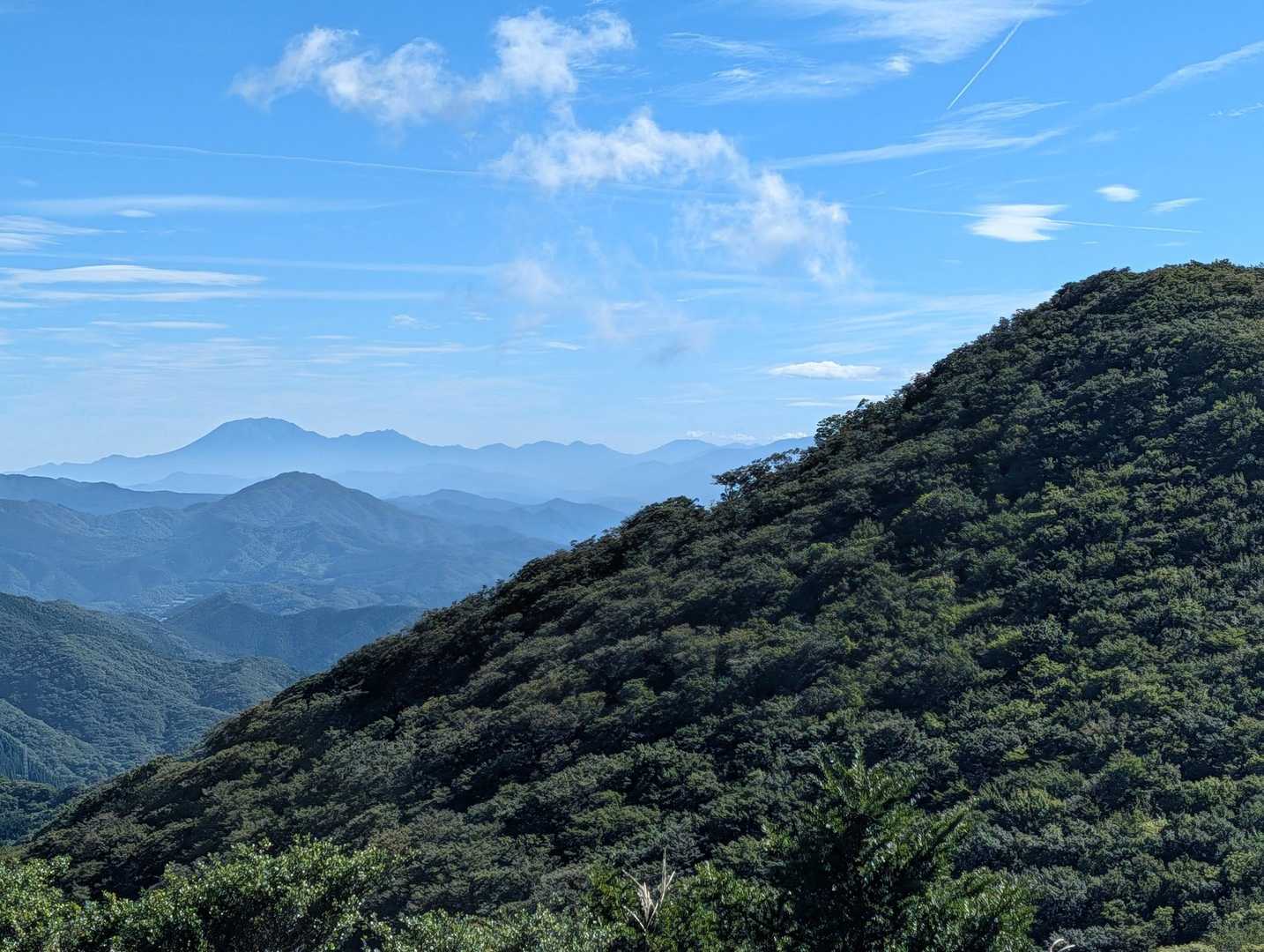 遠くの山が青く見えるのは、空が青いのと同じ理由💙