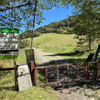 入笠牧場🫏のゲートを跨ぎ、中へ。

牧場関係者が作業してました。
散策したくなりますが、一直線に通過します🚶