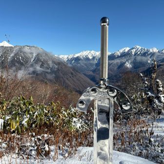 このピカピカの剣はいつからあるのかな？
お友達が抜こうとしたけどガチガチに刺さってて抜けなかった！笑