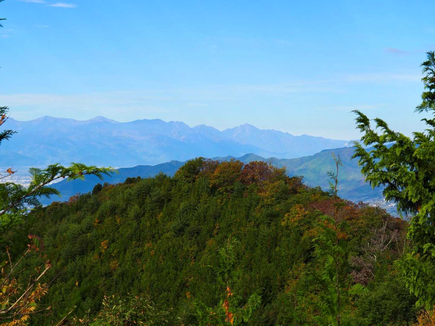 目指す甲州高尾山

その奥に南アルプスの北の方の山々