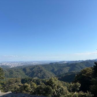 ケーブル駅手前から見る南高尾山陵
草戸山手前のベンチからこちらを見ている人もいるだろうな