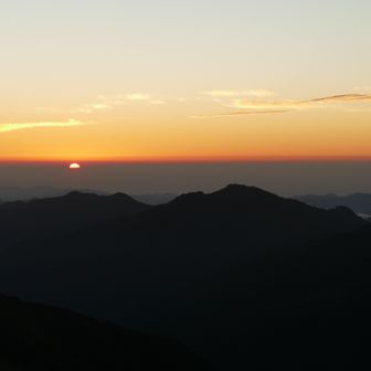 天気次第では徳島や和歌山の夜景も見えるという立地。当然、日の出もすばらしい。