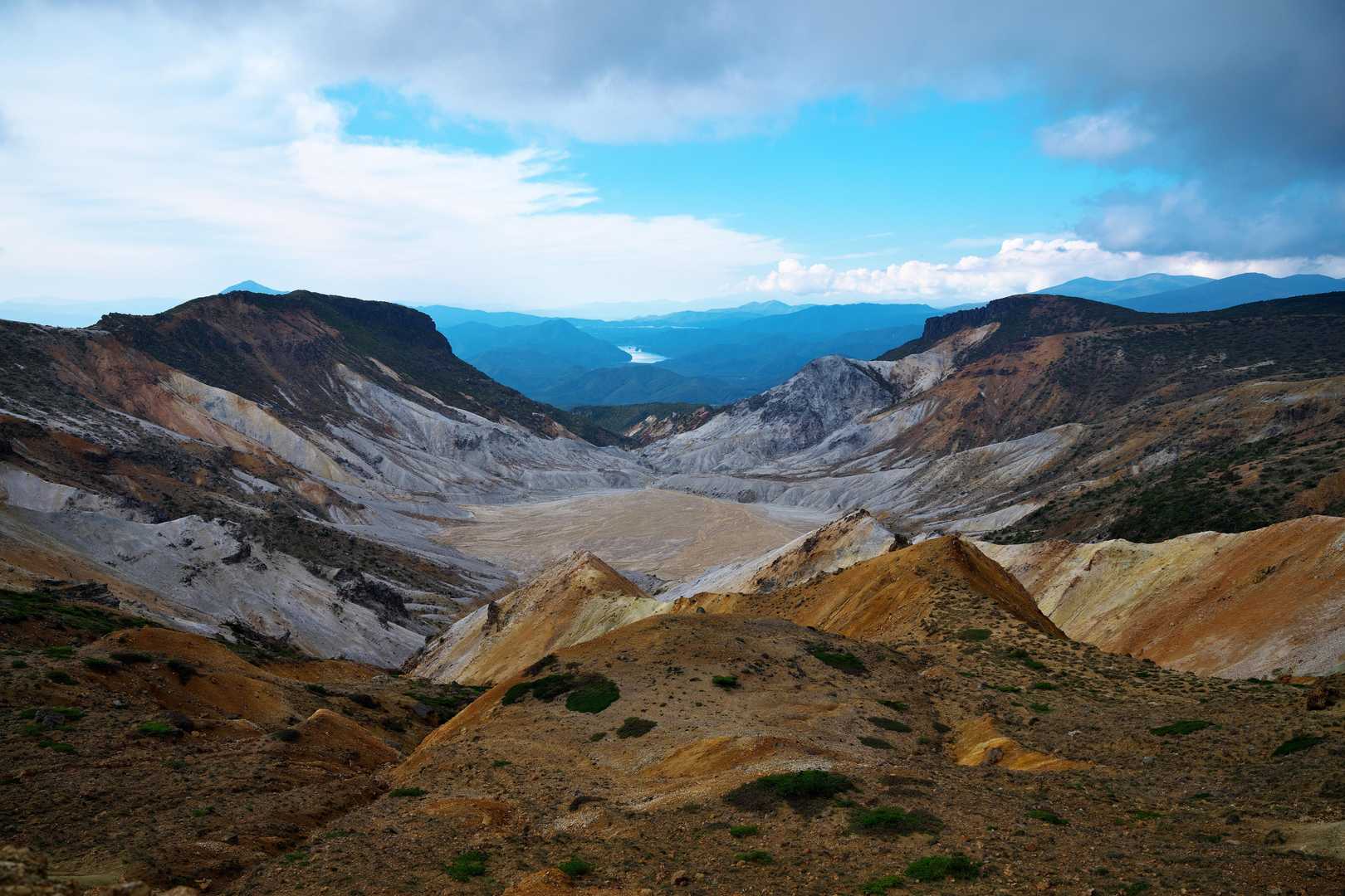でた～爆裂火口。
深さ150m直径1kmの沼ノ平火口。
火山性ガスの危険性があるので立ち入り禁止です。
過去に道迷いで進入して硫化水素中毒で4名が亡くなってます。