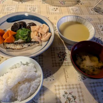 夕飯です！美味しかった〜。ごはんとみそ汁はおかわり自由