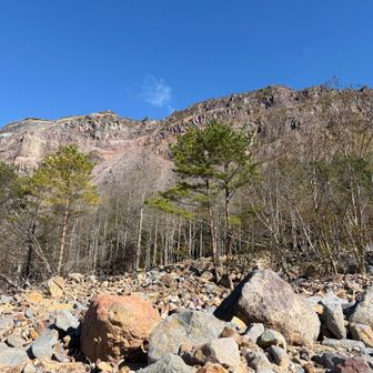 急な下りを降り切ると突然現れた岩の河原