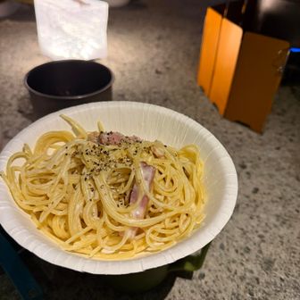 なんと、カルボナーラが出てきました！めちゃ美味です！
ガッチリ胃袋をつかまれ、ぶんぶん兄さんはこれからのテント泊山行に強制参加決定です。