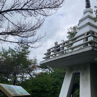 山頂に戻って、展望台（経塚塔）