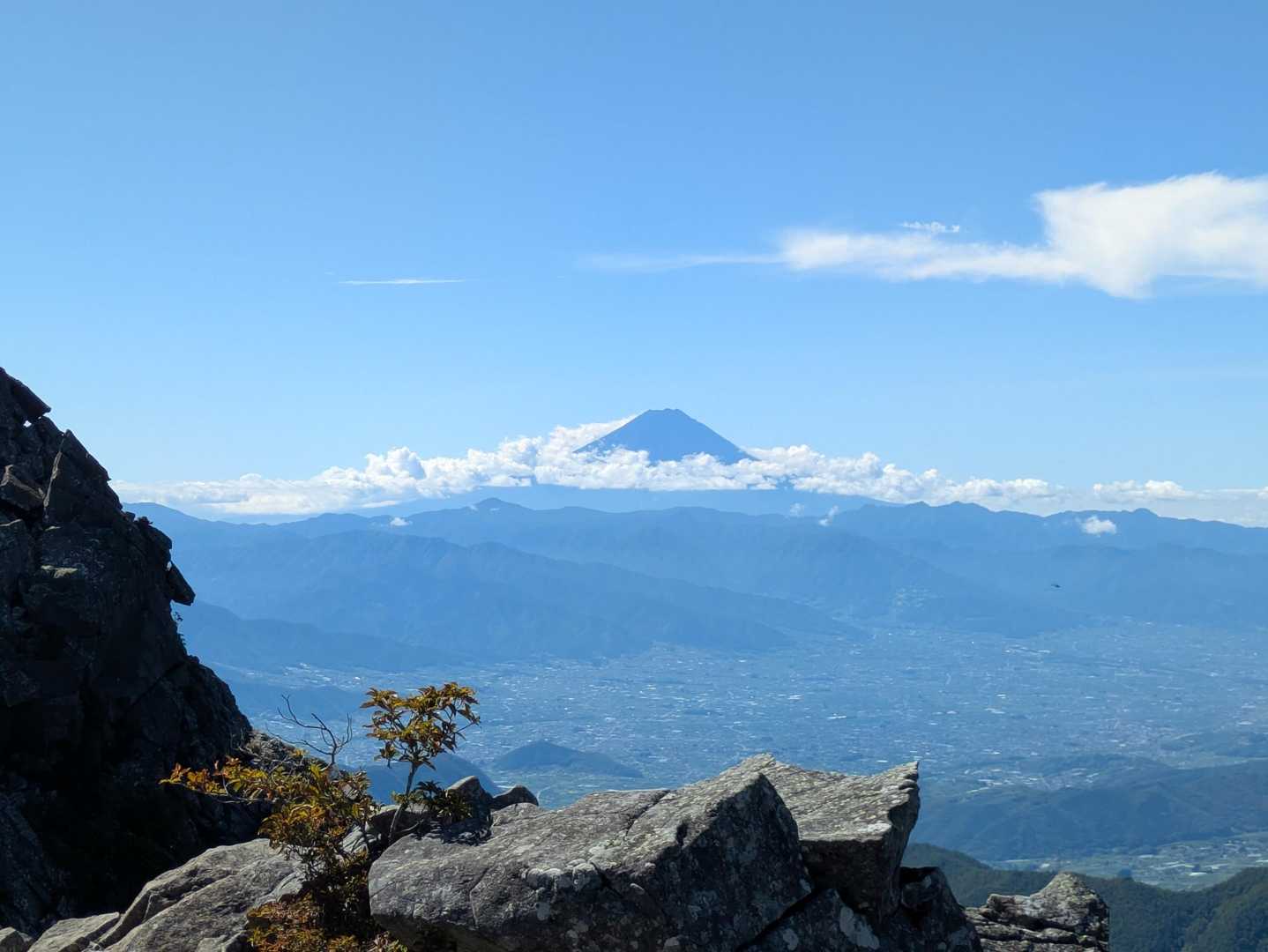 山頂から北側に下りた展望地で