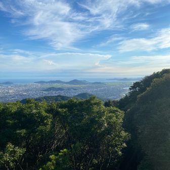 山頂手前のビュースポット。防府の町がよく見えます。この景色はご褒美だよね。