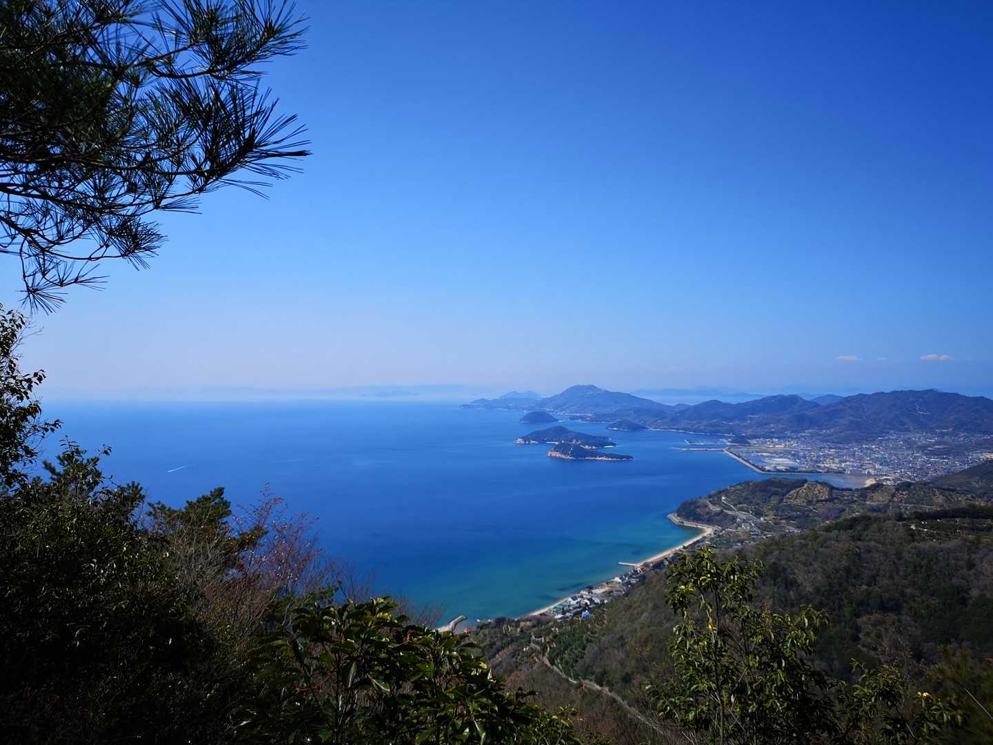 鳥居を背に戻ろうとしたら、仁尾側絶景ポイントとの標識あり。
大きな岩に登ってぱしゃり✨