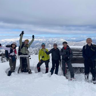 勝利の登頂に皆さんと記念写真

藪はともかく達成感ある銀杏峰だ

皆さんに感謝、特に前山まで1人で付けてくれたご主人、、ありがたや、、なのだ。

撮影してくれてる方は去年もここで撮ってもらった石川の人、無線で遊ぶ人