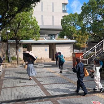 駅前はいつもの賑わいではなかつたです。