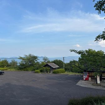 途中の駐車場の自販機で冷たいお茶を買って生き返った。なんとか、なんとか下山💦