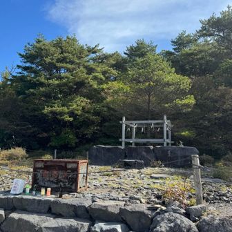 古宮跡です。
11月10日はこちらと山頂で
夕方5時から
天孫降臨御神火祭（てんそんこうりんごしんかさい）という神事があります
私も行ってみたくなりました。