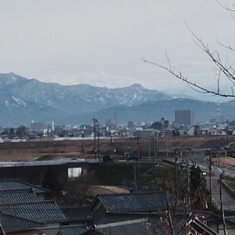 神社⛩️境内からの白山方面
日野川対岸には元々この神社の社頭が祀ってあった大瀬町が見下ろせます