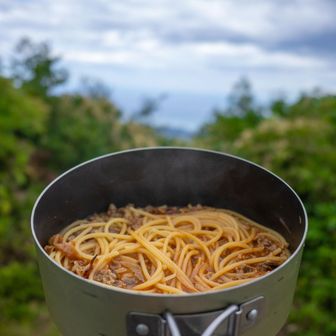 小屋前で肉味噌を食べきり軽量化
ラストスパートの下りに備える