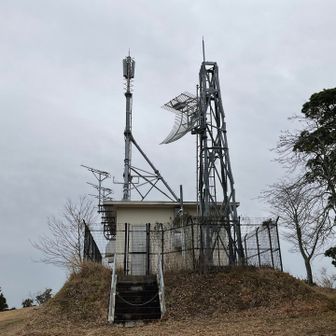 コメント頂きました🙇
『大多喜三条デジタルテレビ中継放送所』
との事です！
お腹空いたので下山しましょう🚶