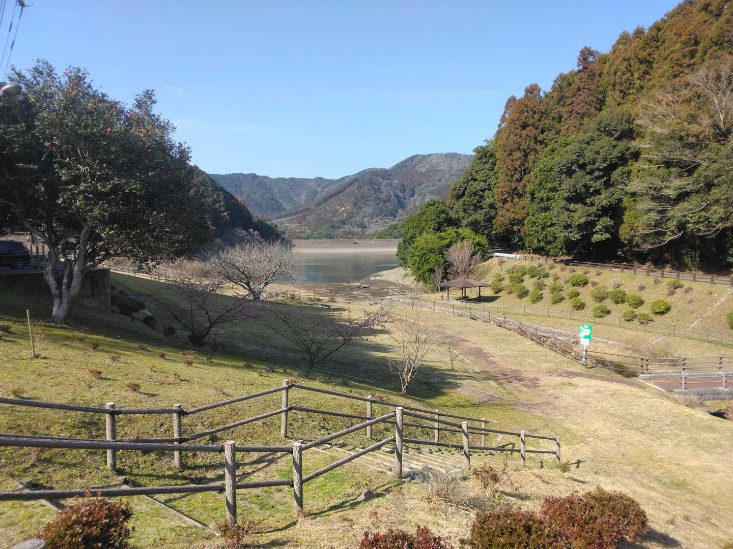 下山後、呉ダムでルアー投げ続けるもボウズ