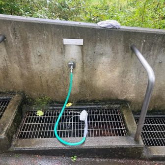 靴洗い場。ブラシの先から水が出るタイプ初めて見た、賢い