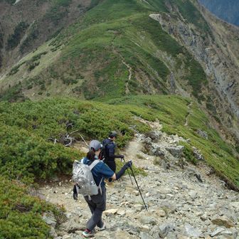 前小河内岳からの下りは斜度があります。
帰りの登り返しは気が重いですね。