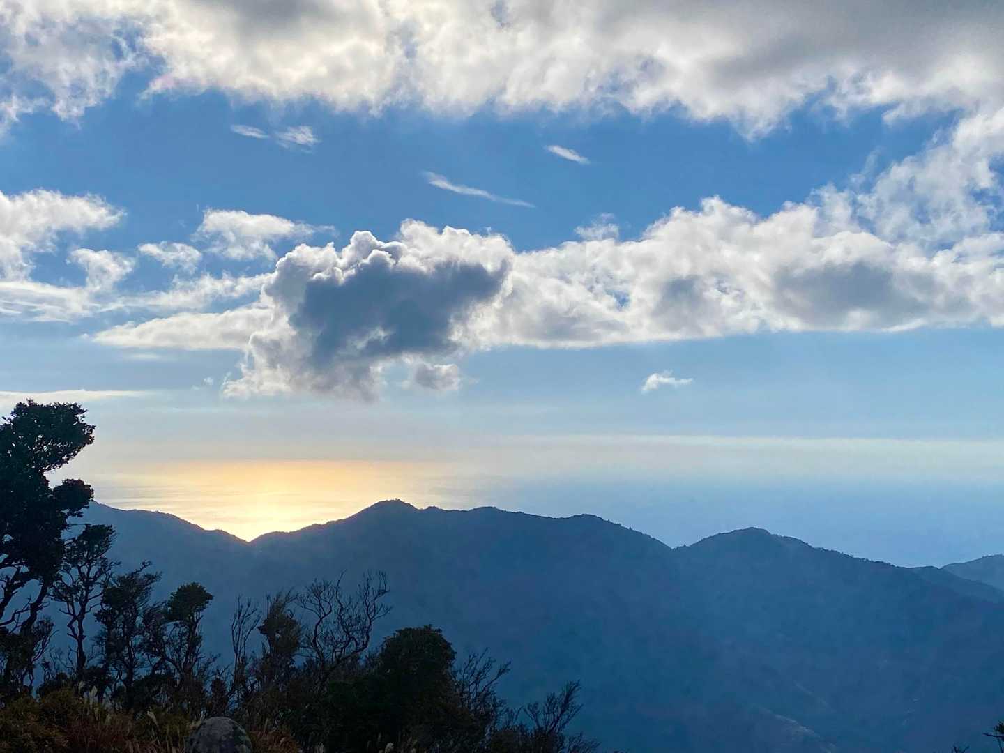 西側の方の海が太陽に照らされて、めっちゃ綺麗だった。
ここで夕暮れ迎えたいけど、最終バスが17:30なので、日が短い時期じゃないと泊まり確定🏕️
(キャンプ場は歩けばある)