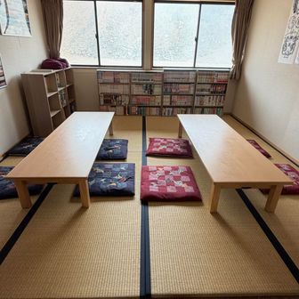 ２階談話室！スマホは無料で充電出来ます