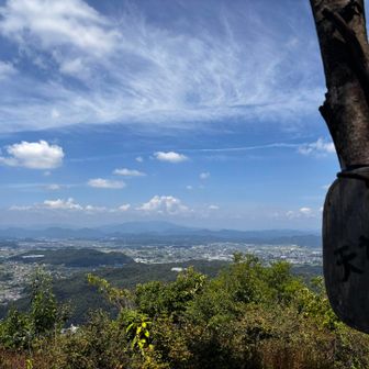 天神山山頂到着。ここからの道が分からず引き返そうとした所、普通に道ありました。