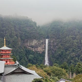 青岸渡寺境内より。
那智の滝の轟音がこちらまで聞こえます。