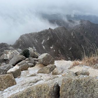 鎌ヶ岳から入道ヶ岳方面に伸びる稜線を
『鎌尾根』と言うらしい

てっきりめちゃくちゃ危ない所だと...