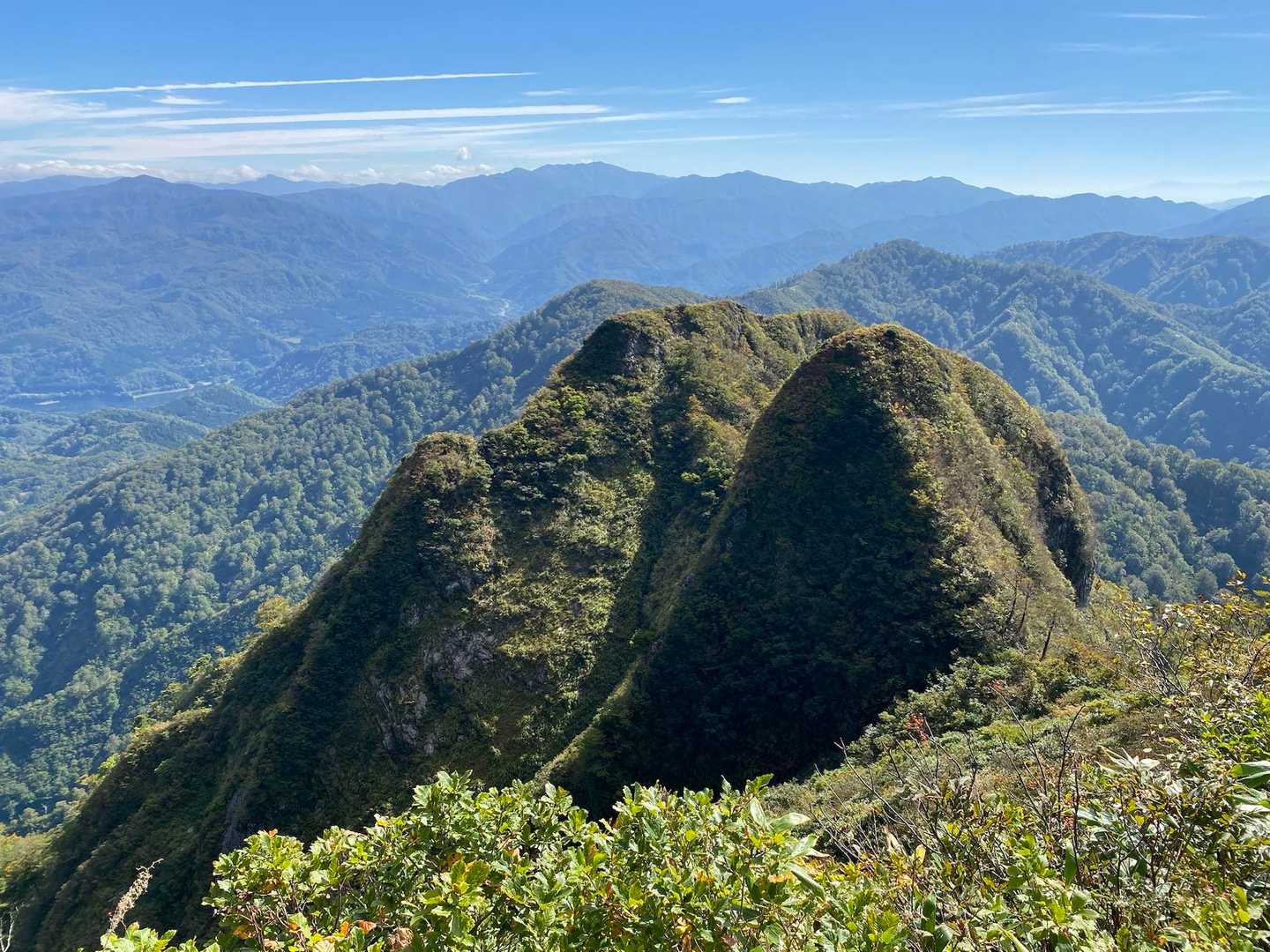 中の山、南の山の向こうに前日登った以東岳が見える