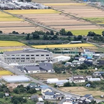 新しく建て替えられた母校、小学校と右脇辺りが元実家付近
→最近再会するようになった小学校の同級生らに同じように実家近くを撮って勝手に送ってみた😂
→帰省した時昔を思い出して登ってほしいな😊