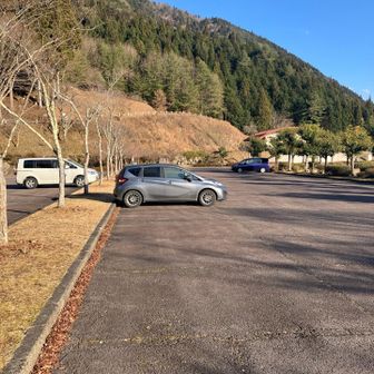 無事帰還、ただいまー、お待たせー！🤗
復路でスライドしたソロの方と、公園で遊んでいるファミリーさんの車が停まってる程度。
雪道装備を持たずに中断覚悟で向かいましたが、ちょうど無理なく登れる状況でラッキーでした。
4時間36分、とても心地よい時間を過ごすことができました。感謝です。🙇‍♂️