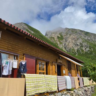 荒川小屋に至ると…先駆の方から この後 天候が悪化することと この地点がちょうど半分 という情報を得る→｢すでに半分は超えている｣と思っていたので 焦る。