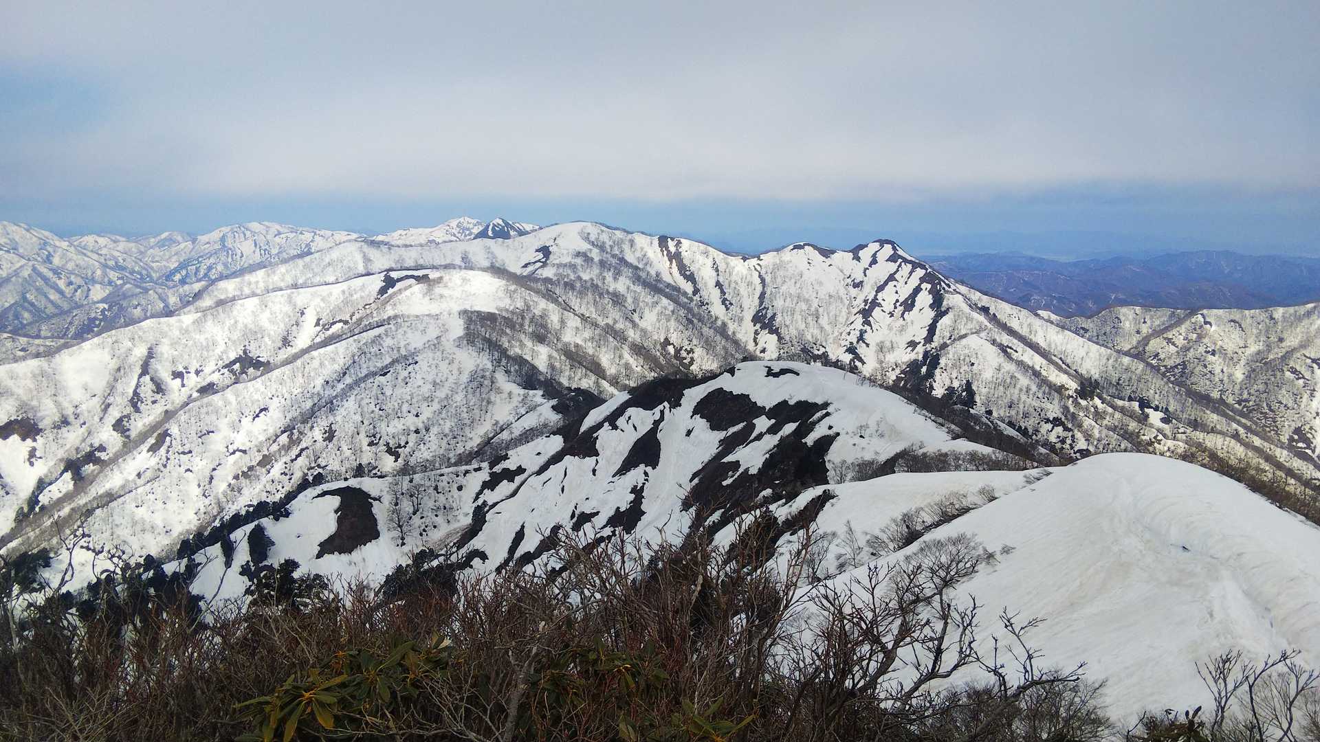 山頂から、歩いて来た県境尾根💦
