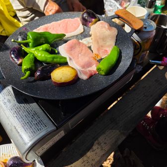 カセットコンロ、ありがたい！🙏
豚肉、しし唐、さつまいも、キャベツ