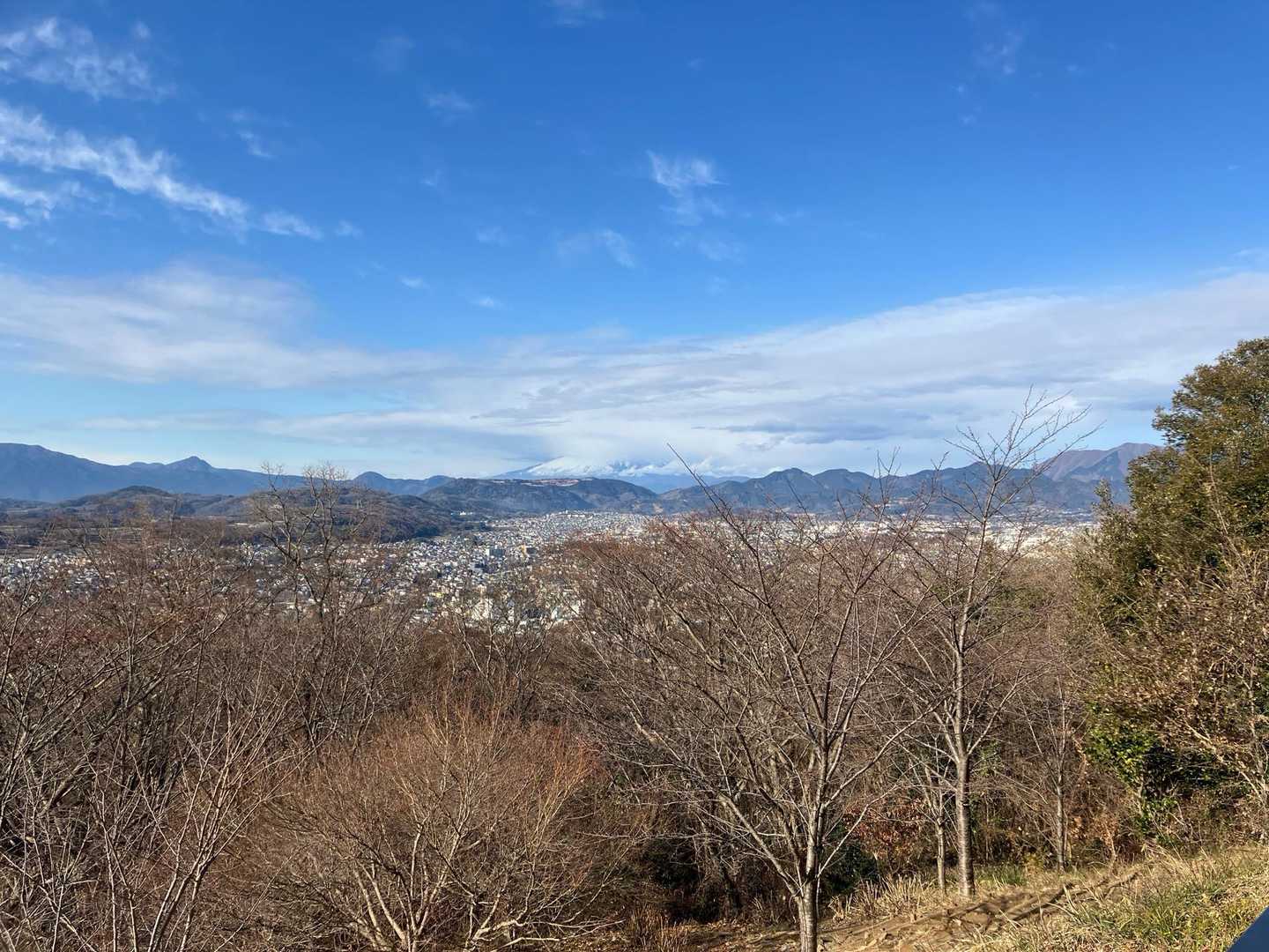 権現山から富士山方面。残念ながら雲に隠れてました。