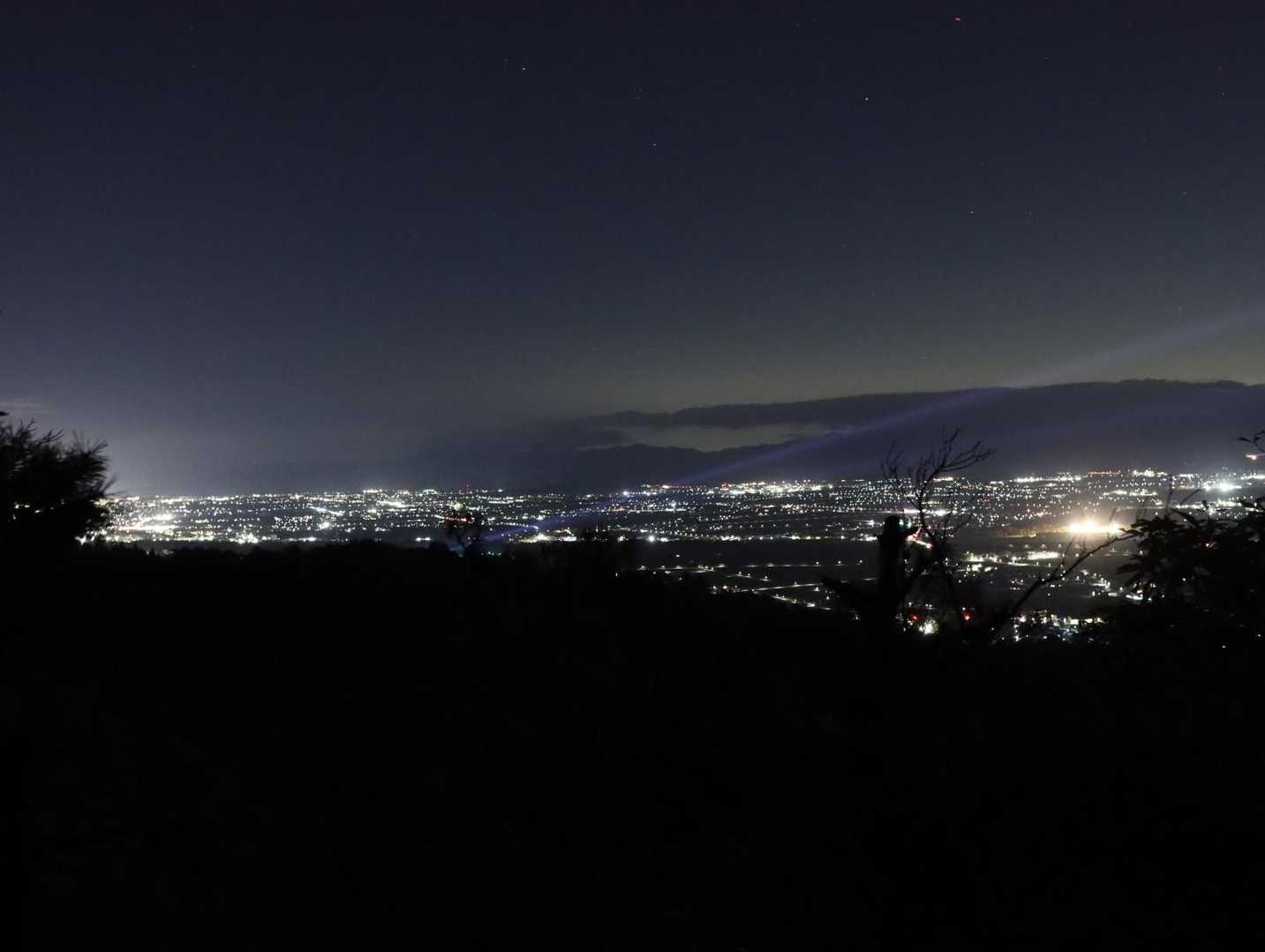 霊仙山方面

うっすら夜空を切り裂く青い閃光🔷
瓦屋禅寺からのレーザービームです✨