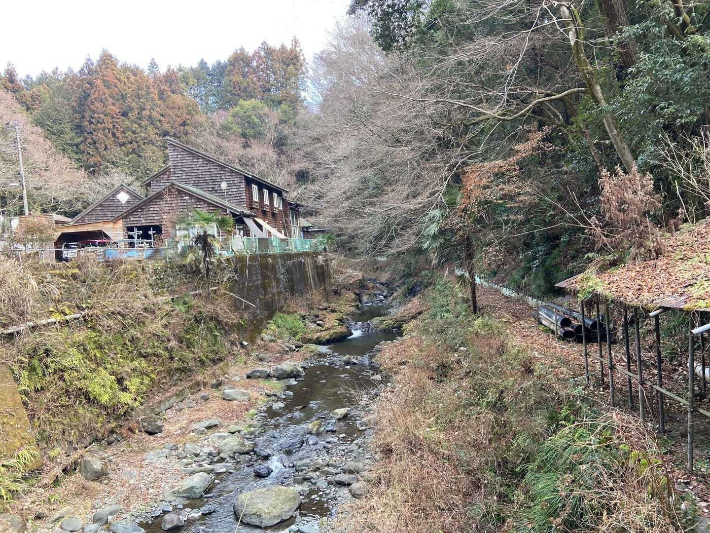 山小屋風な建物と小川。
いいねー👍