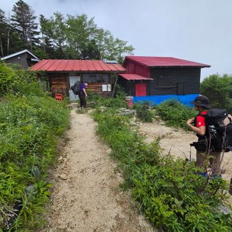 下山道中、越百小屋で休憩
今年から閉業中…１回泊まってみたかった