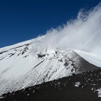 風に翻弄されて変幻自在な雲が山頂方面に。