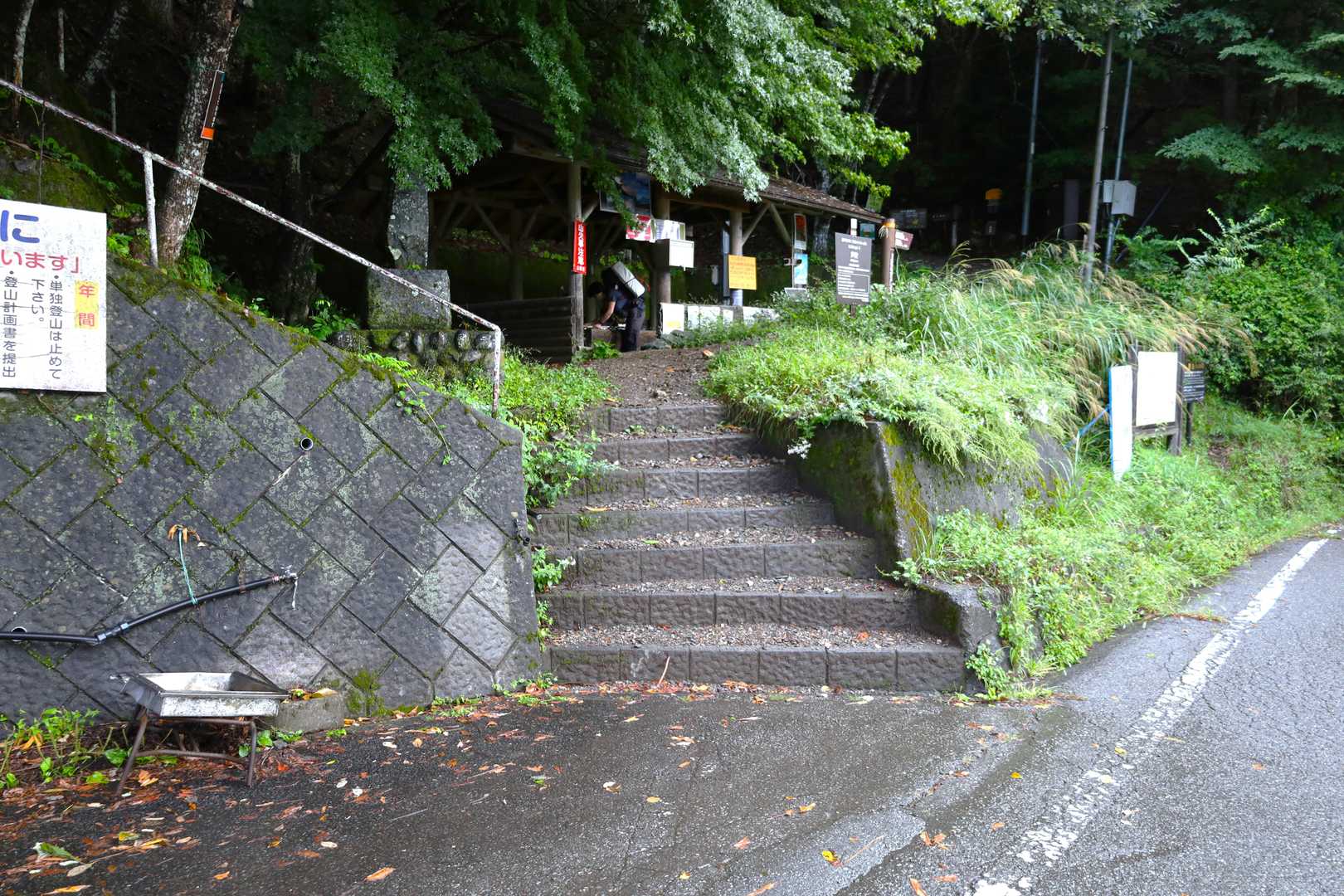 ここが登山口。
階段を上がった東屋に登山届用紙が置かれ、投函ポストがあります。