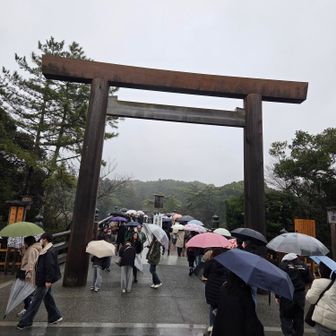 雨なのに凄い人