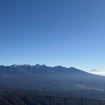 八ヶ岳。その向こうに富士山。