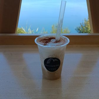 コーヒーフラッペ650円奮発したわ…
ここで隣の席の台湾から来られていた人と仲良くなりました。半分英語、半分以上スマホの機能( ´∀`)